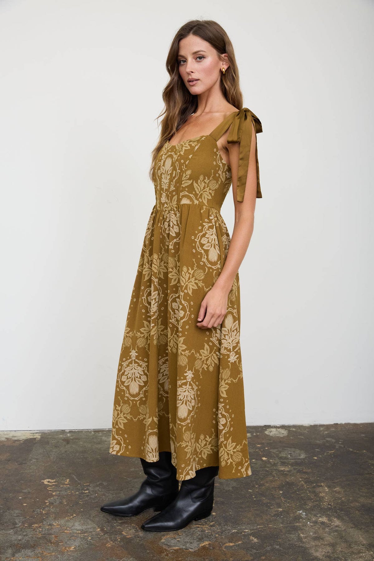 MEDALLION PATTERN TIE STRAP MIDI DRESS: DARK OLIVE MULTI